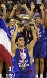 Dejan receiving the Eurobasket trophy