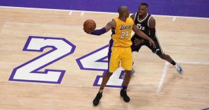 Kobe starting an offense play in his retirement game