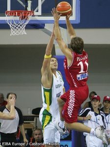 Zoran Planinic shooting over Robertas Javtokas