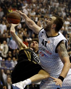Rudy making a difficult shot over Nikola Pekovic in an Euroleague game