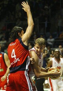Scola in action with the jersey. Baskonia reached the Euroleague Final Four that season