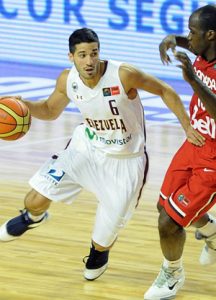 Vásquez in action with the jersey