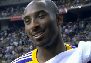 Kobe Bryant wearing the warm up in the game against FCBarcelona