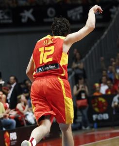 Llull in action with the jersey