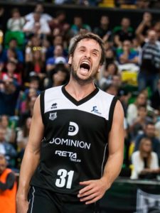 Raül in action with the jersey