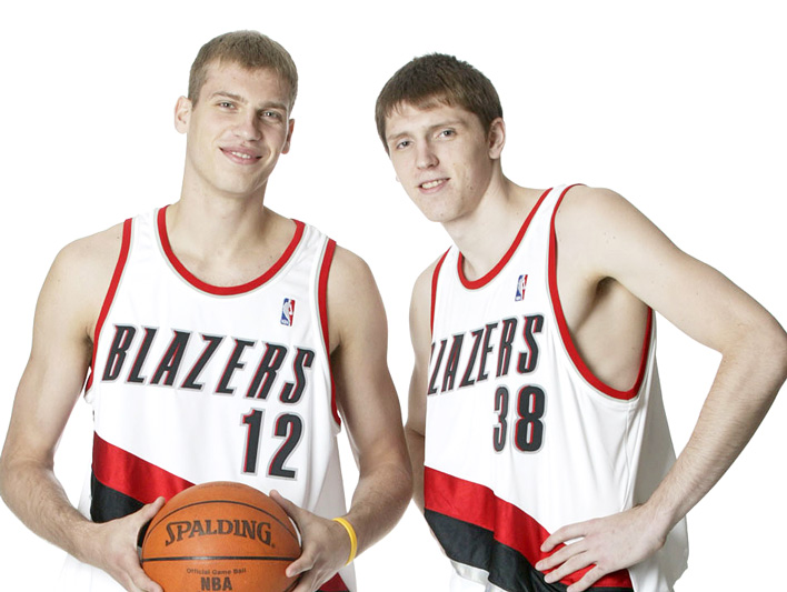 Khryapa and his countryman Sergei Monia with the Portland Trail Blazers. Both tried luck in the NBA without success. At least Victor enjoyed minutes in the Blazers. But not in the Bulls so Victor was frustrated with the new role and the team fired him, returning to CSKA
