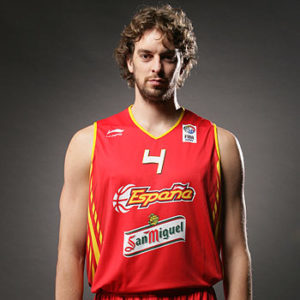 Pau wearing the jersey in a Media Day