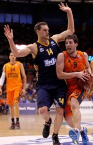 Levon Kendall wearing the jersey against Valencia Basket in the quarterfinals of the tournament