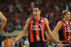 Prigioni in action with the jersey. Pablo completed his best Euroleague season this year with 12'8 PIR