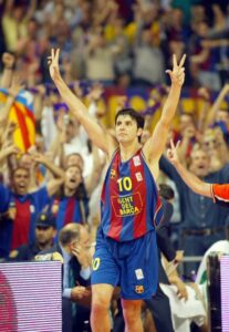 Bodiroga in action during the 2003 Euroleague Final Four at Palau Sant Jordi