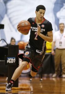 Devin Booker Gutiérrez in action with a similar jersey in an event before the game