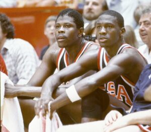 Ewing and Jordan at the bench. They already coincided at the 1981 McDonald's All American and they started to become in good friends. In fact at 1996 free agency Michael was closer than you think in sign with the Knicks. As knickerbocker it was tempting for me but I prefer the history like it happened