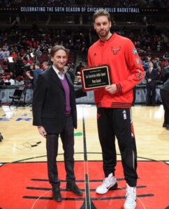 Pau Gasol receiving the 2015 Euroscar Player of the Year award the next season