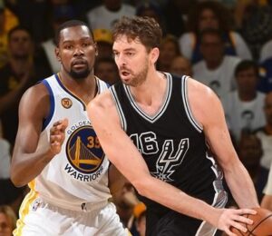 Pau Gasol guarded by KD in his first game with the San Antonio Spurs