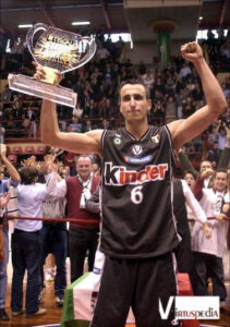 At 2002 Ginóbili repeated the LEGA MVP and he was named Italian Cup MVP also