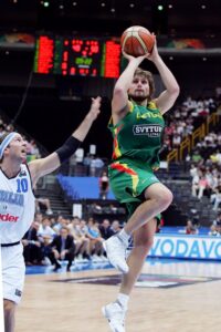 Macijauskas in action with the jersey. Arvydas was the best scorer of the team that championship