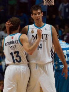 Willy Hernangómez in action with the jersey