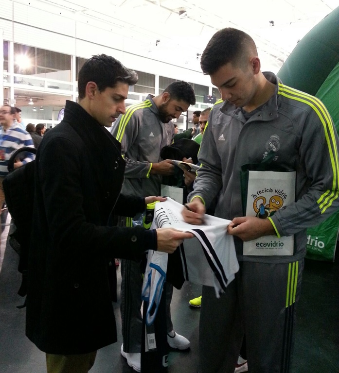 Signing moment during the 2016 Spanish King's Cup 