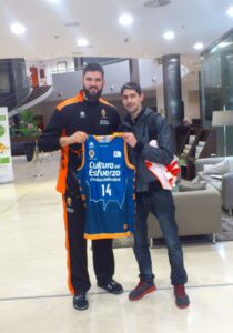 Signing moment during the 2016 Spanish King's Cup