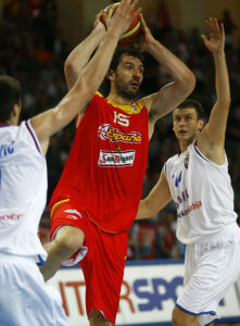 Garbajosa in action with the jersey against Serbia. Both teams saw their faces again at the gold medal game