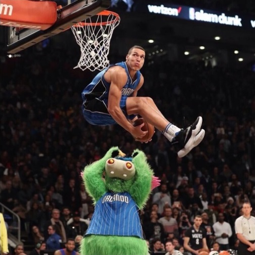 Aaron Gordon completed incredible performances in the 2016 and 2020 NBA Slam Dunk Contest and he lost both. Hard to understand even for the mascot