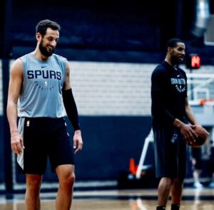 Marco Belinelli and LaMarcus Aldridge wearing similar items during a Spurs practice in March 2019