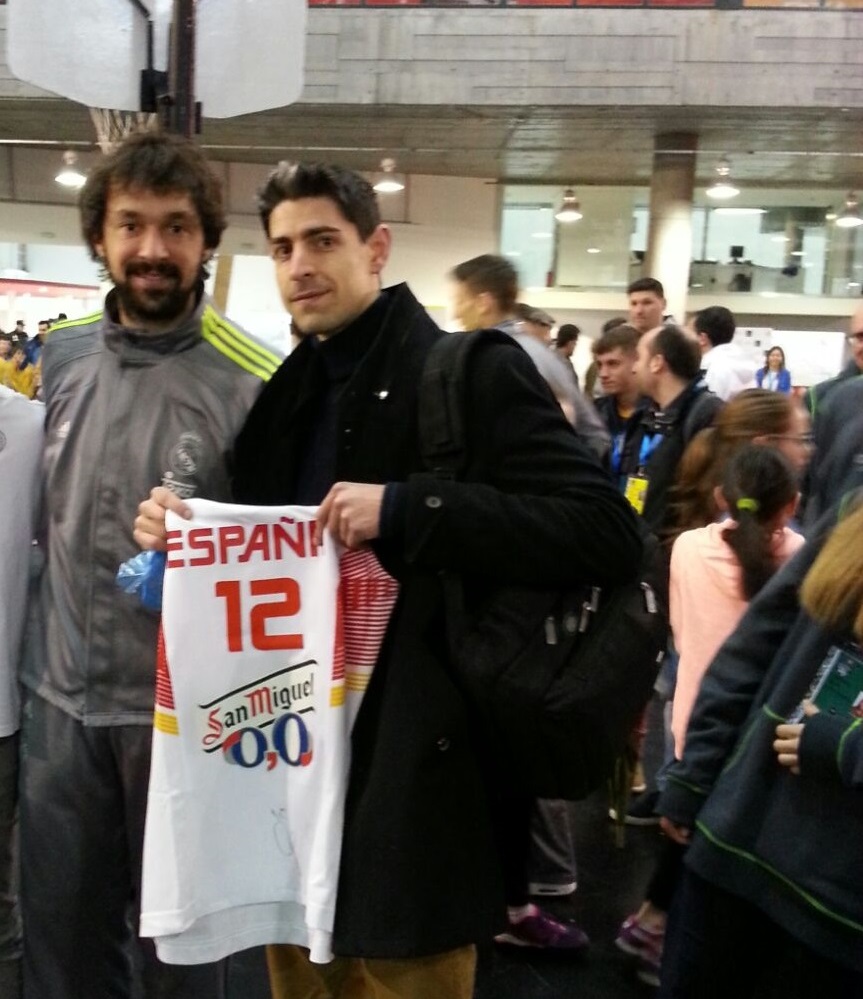 Signing moment during the 2016 Spanish King's Cup