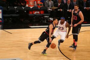 Marc Gasol helping Stephen Curry to break Lebron James during the game