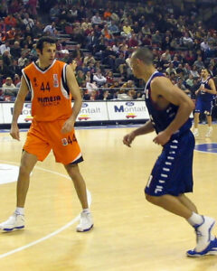 Rigaudeau in action with the jersey. Valencia Basket was close to the Euroleague Final Four but they rejected to play in Israel against Maccabi because the war situation and they "lost" 20-0 a key game