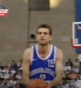 Topic in action with a similar jersey during the 1997 Eurobasket semifinals. He also won the 1998 World Cup and the 1996 Olympic Games silver medal