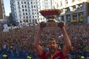 Juan Carlos Navarro wearing a similar item during the championship celebration at Callao Square